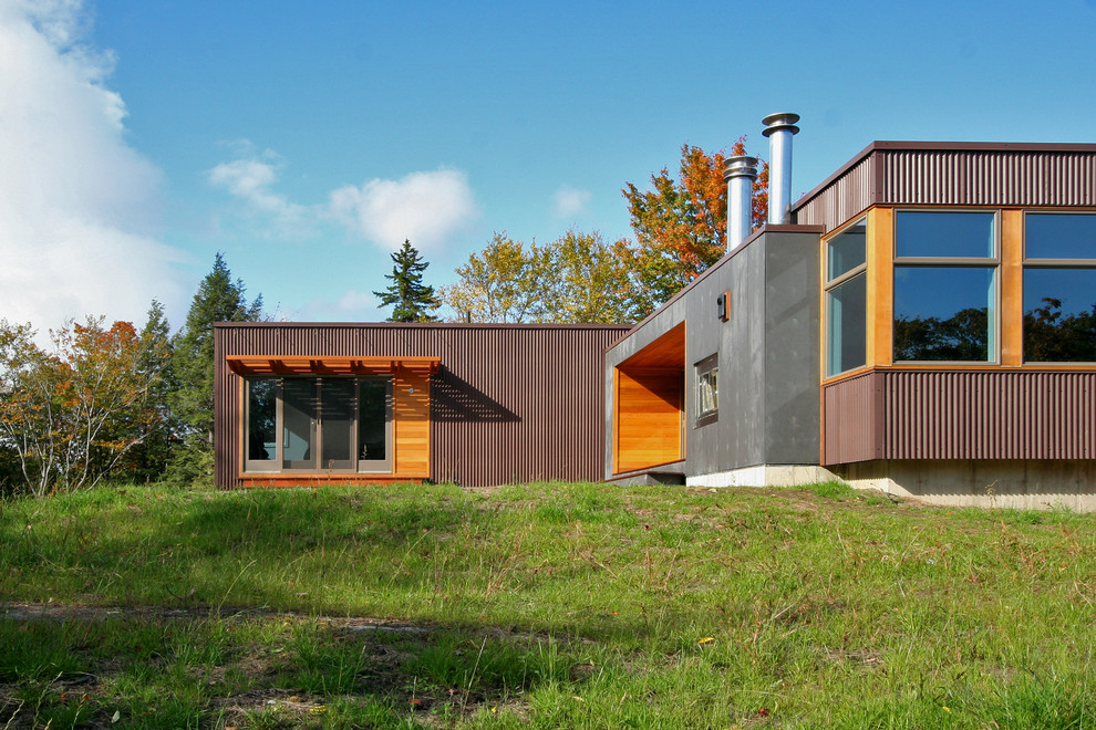 Idee per la facciata di una casa moderna a un piano con rivestimento in metallo