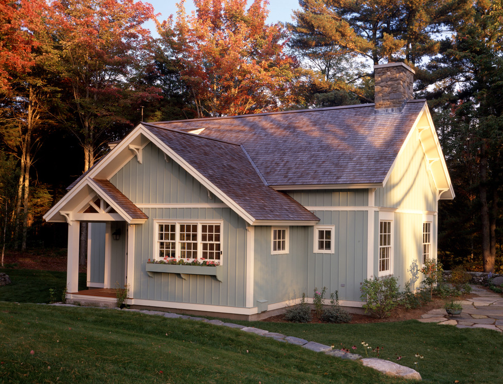 Kleine, Zweistöckige Klassische Holzfassade Haus mit grüner Fassadenfarbe und Satteldach in Burlington