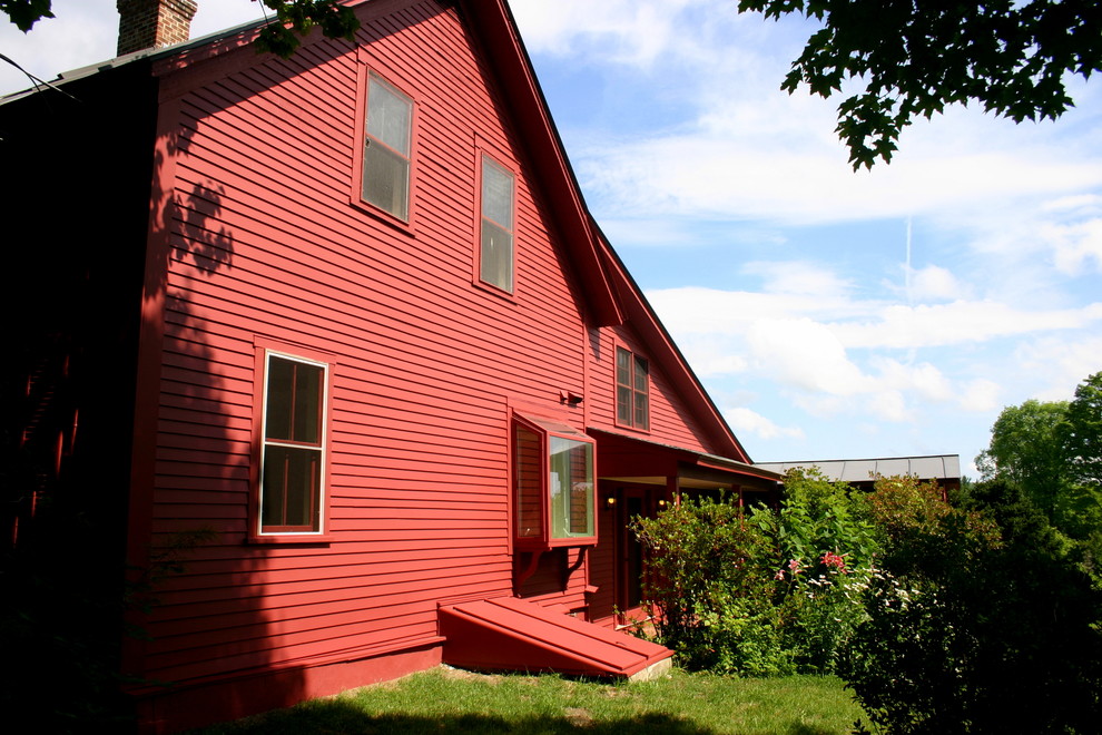 Купить дом в красненьком. Красный сайдинг. Дом красный сайдинг. Красный фасад дома. Красный домик.