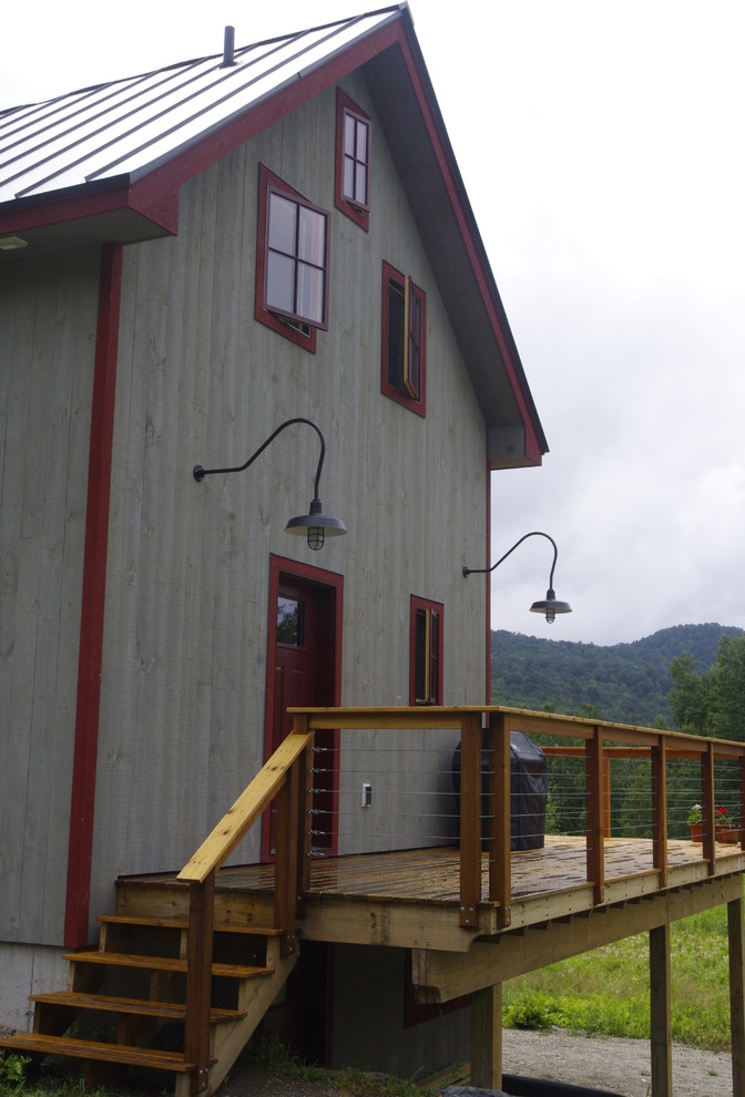 Idee per la facciata di una casa rustica a due piani con rivestimento in legno