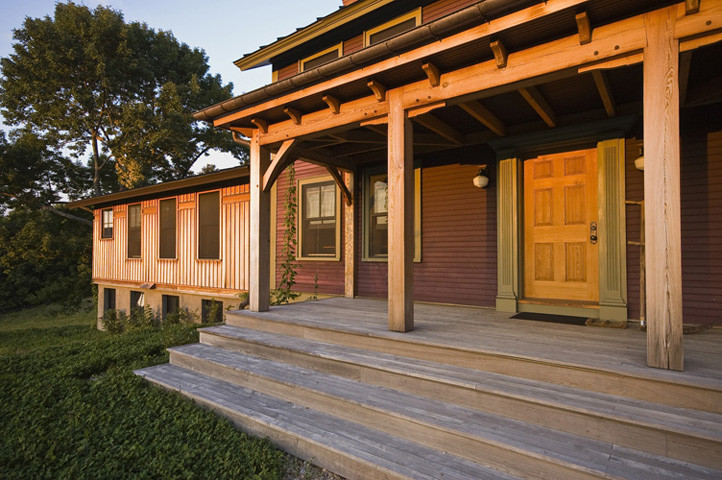 Geräumiges, Dreistöckiges Eklektisches Einfamilienhaus mit Mix-Fassade, roter Fassadenfarbe und Satteldach in Burlington