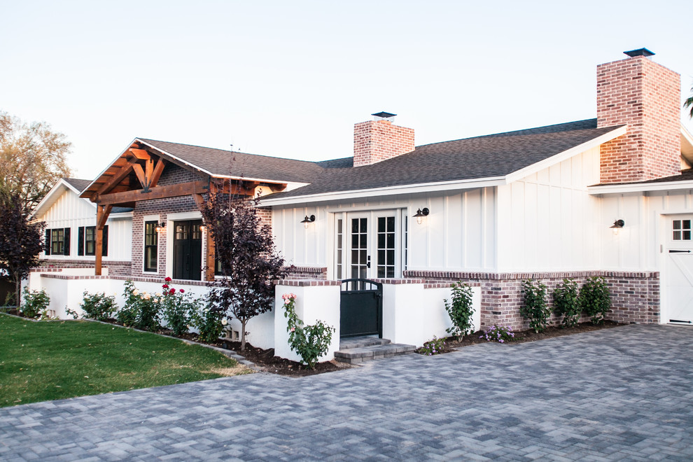 Mittelgroßes, Einstöckiges Landhaus Haus mit Mix-Fassade, weißer Fassadenfarbe und Satteldach in Phoenix