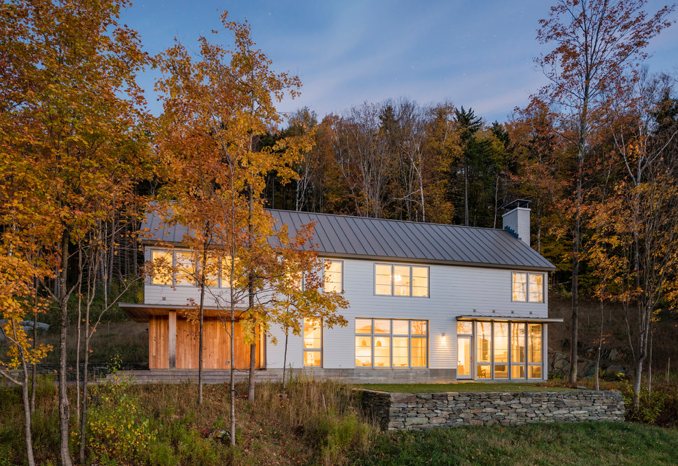 Ispirazione per la villa bianca country a due piani di medie dimensioni con rivestimenti misti, tetto a capanna e copertura in metallo o lamiera