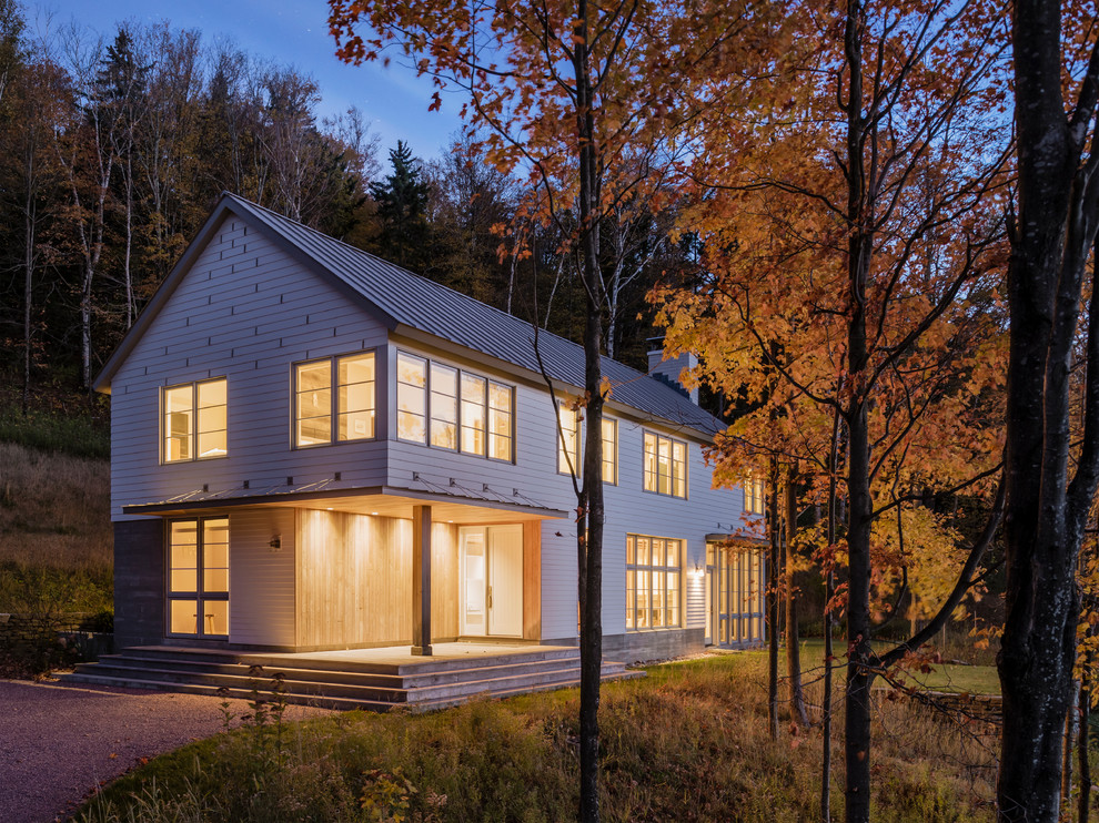 Mittelgroßes, Zweistöckiges Landhaus Einfamilienhaus mit Mix-Fassade, weißer Fassadenfarbe, Satteldach und Blechdach in Boston
