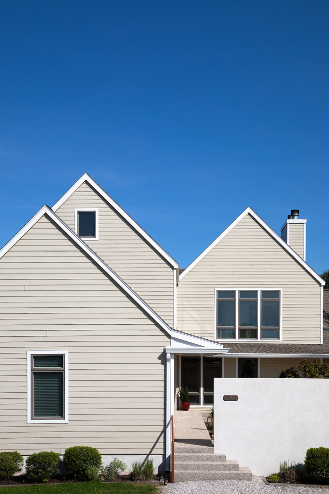 Skandinavisches Einfamilienhaus mit Faserzement-Fassade, grüner Fassadenfarbe, Satteldach und Schindeldach in Sonstige