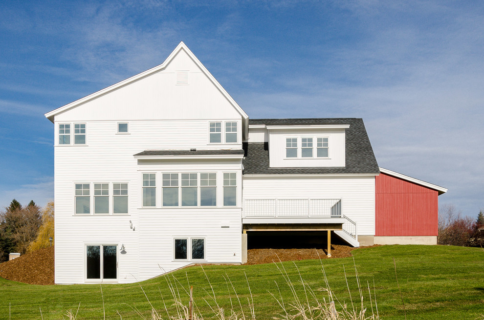 Idee per la facciata di una casa grande bianca country a due piani con rivestimento in legno