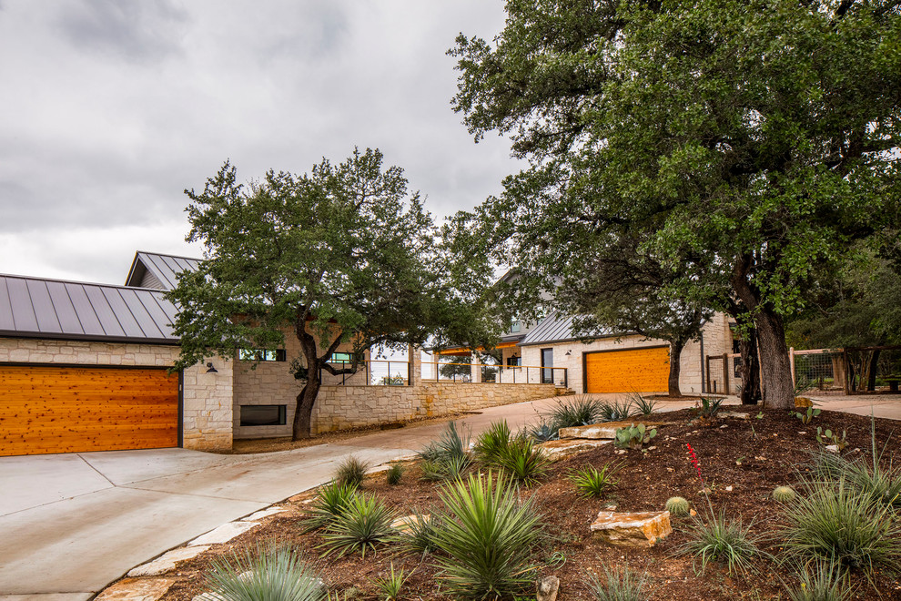 Landhausstil Haus mit Steinfassade und Blechdach in Austin