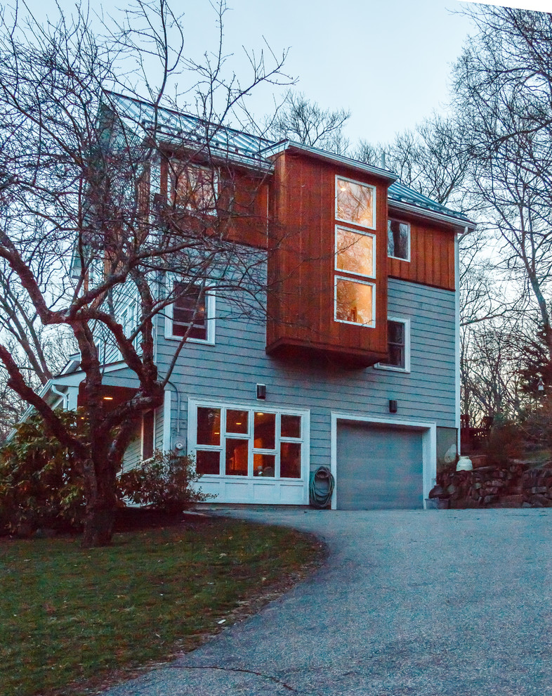 Mittelgroßes, Dreistöckiges Modernes Haus mit brauner Fassadenfarbe, Blechdach und Satteldach in Boston