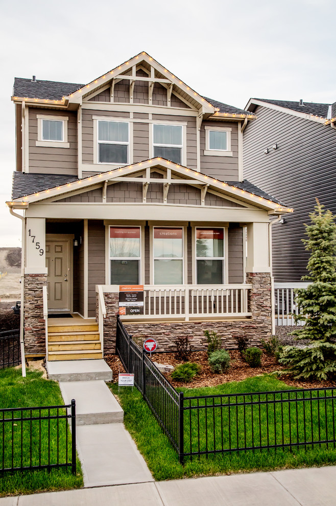Cette photo montre une façade de maison beige tendance de taille moyenne et à un étage avec un revêtement en vinyle.