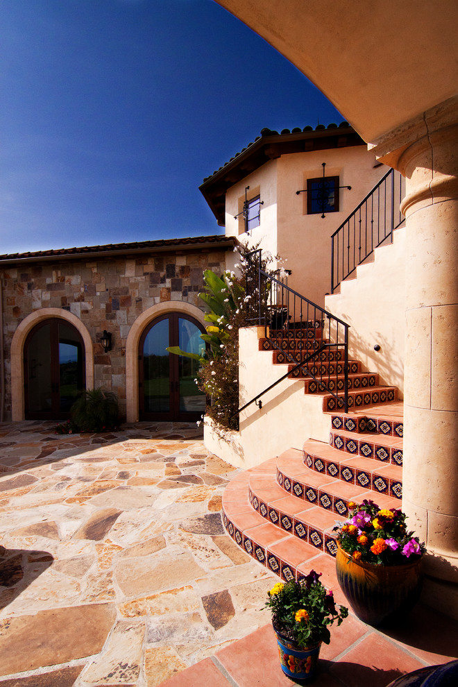 Großes, Einstöckiges Mediterranes Einfamilienhaus mit Putzfassade, beiger Fassadenfarbe, Walmdach und Ziegeldach in Santa Barbara
