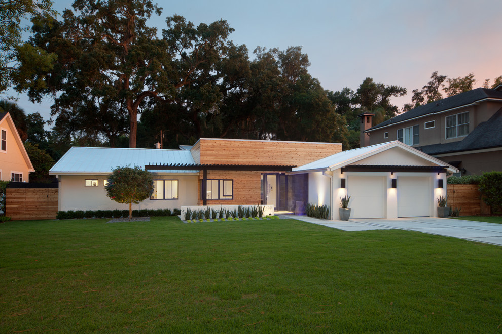Design ideas for a modern house exterior in Orlando.