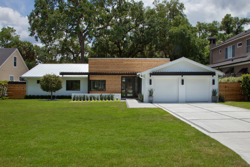 Photo of a midcentury house exterior in Orlando.