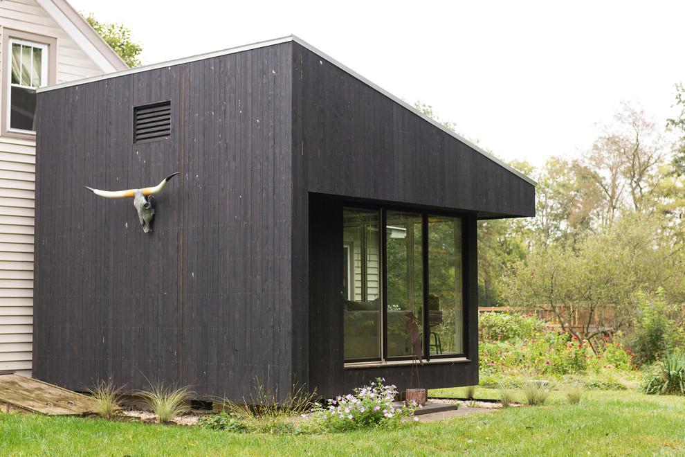 Foto de fachada negra contemporánea pequeña de una planta con revestimiento de madera y tejado de un solo tendido