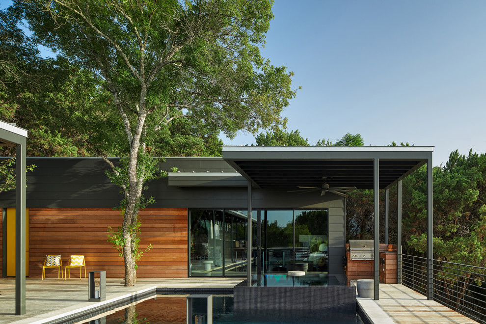 Свежая идея для дизайна: деревянный, разноцветный частный загородный дом в современном стиле с металлической крышей - отличное фото интерьера