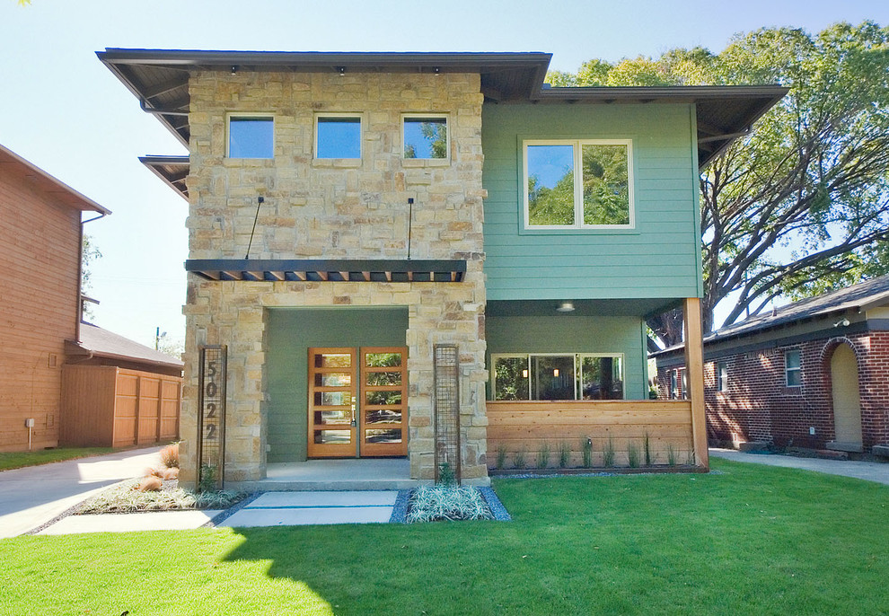 Großes, Zweistöckiges Modernes Einfamilienhaus mit grüner Fassadenfarbe und Flachdach in Dallas