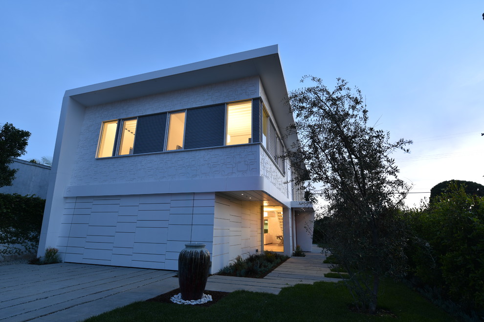 Imagen de fachada blanca moderna de tamaño medio de dos plantas con revestimientos combinados