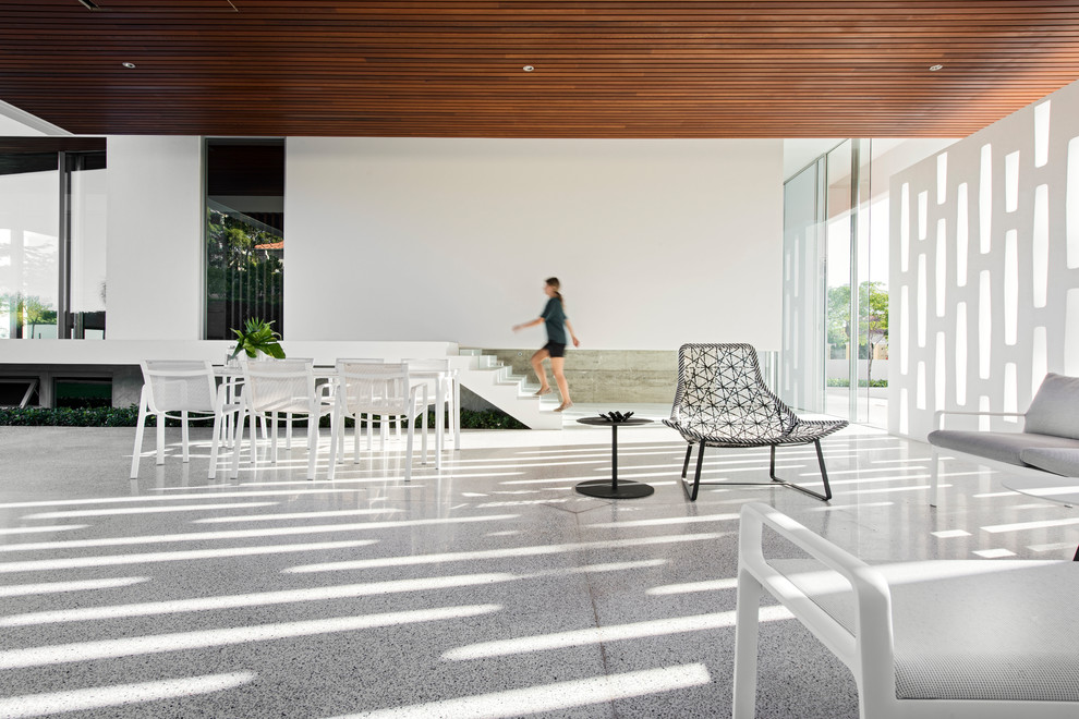 Zweistöckiges Modernes Einfamilienhaus mit Putzfassade, weißer Fassadenfarbe, Flachdach und Blechdach in Perth