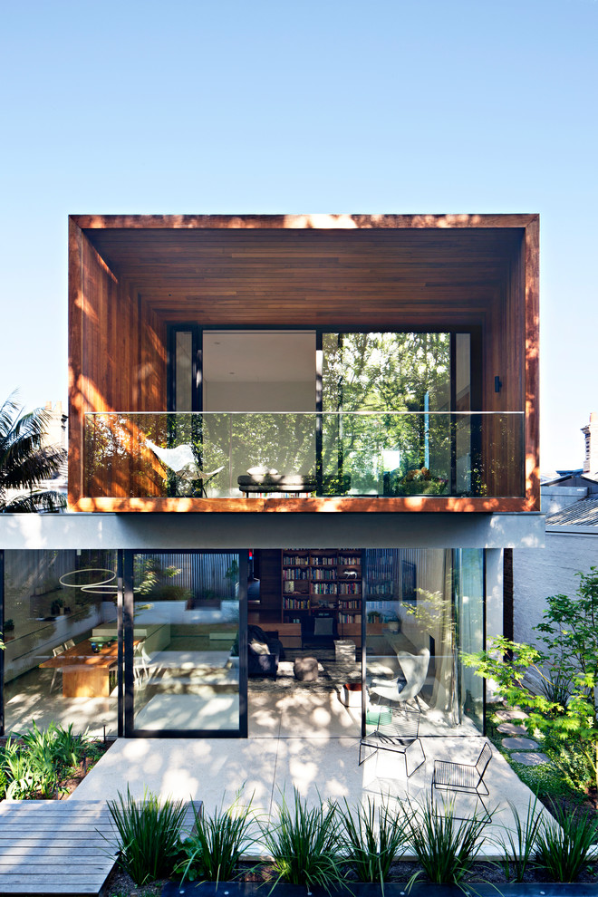 Modelo de fachada de casa marrón actual de dos plantas con revestimientos combinados y tejado plano