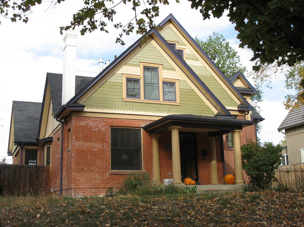 Mittelgroßes, Zweistöckiges Klassisches Einfamilienhaus mit Mix-Fassade, Satteldach und Schindeldach in Denver