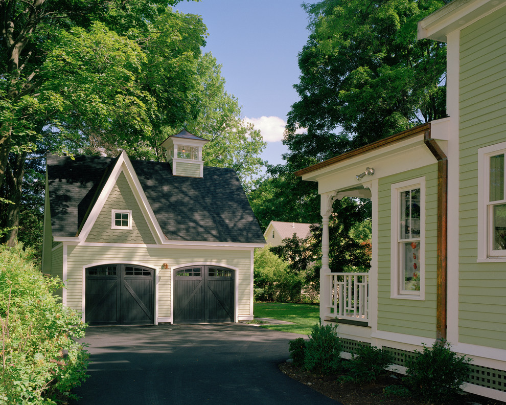 На фото: зеленый дом в викторианском стиле с двускатной крышей