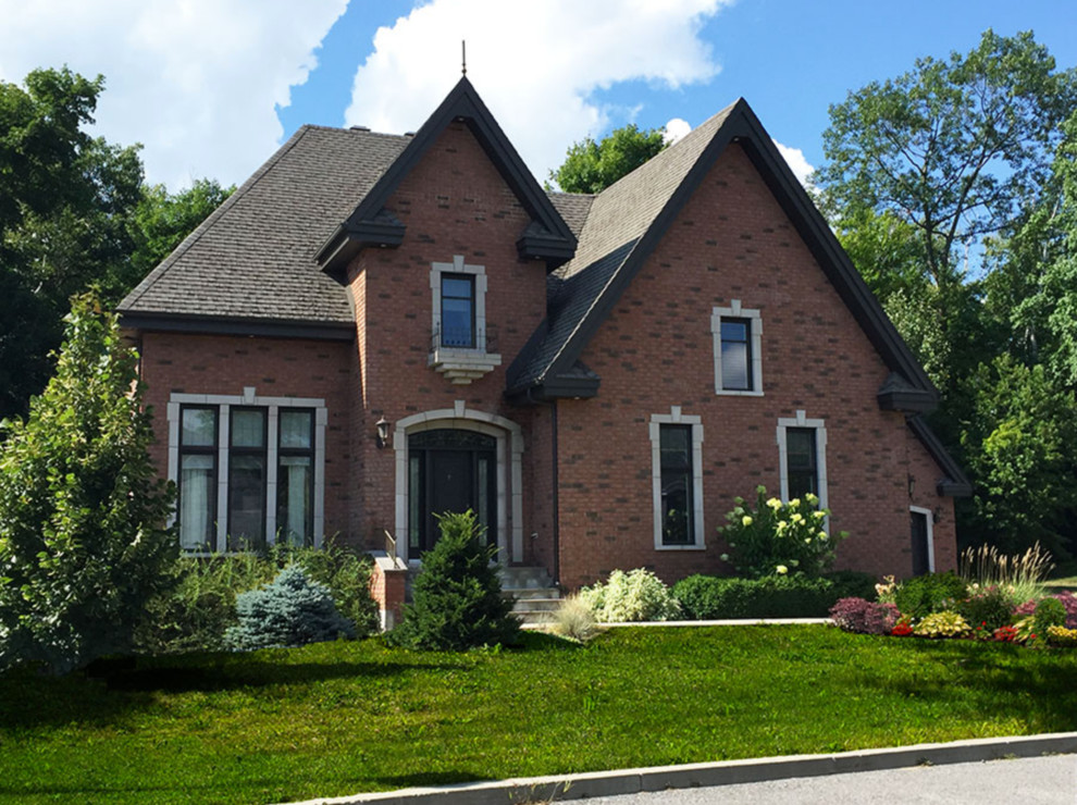 Cette image montre une façade de maison marron victorienne en brique de taille moyenne et à un étage.