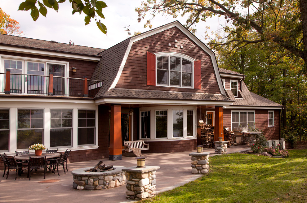Zweistöckige Klassische Holzfassade Haus mit brauner Fassadenfarbe in Minneapolis