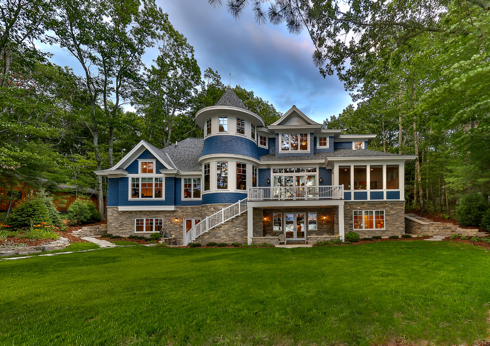 Großes, Zweistöckiges Klassisches Einfamilienhaus mit Mix-Fassade, blauer Fassadenfarbe, Walmdach und Schindeldach in Sonstige