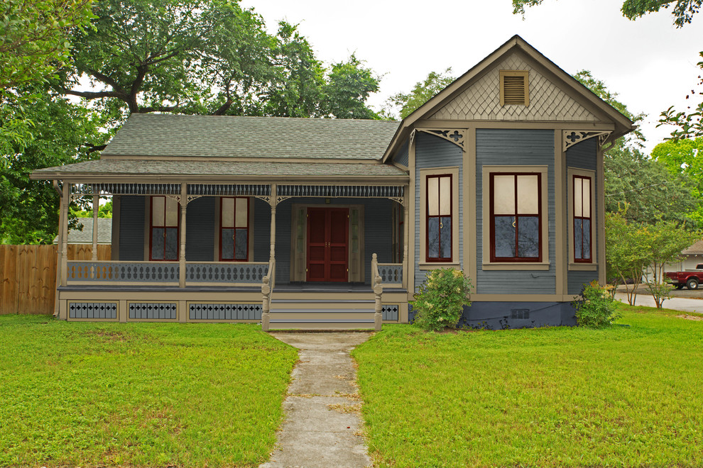 Idee per la facciata di una casa piccola blu vittoriana a un piano con rivestimento in legno e abbinamento di colori