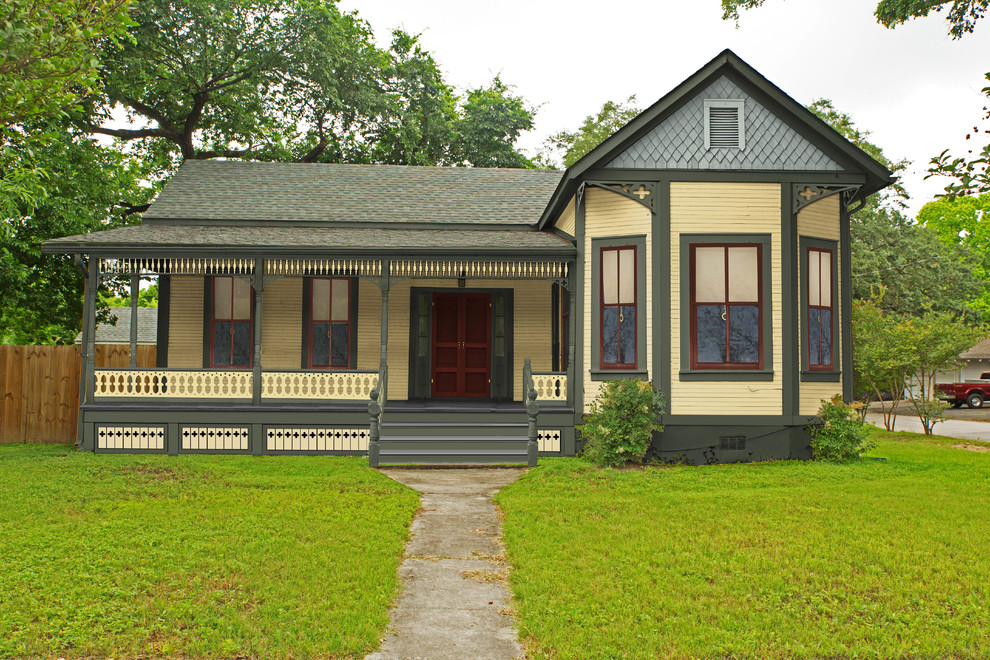 Kleine, Einstöckige Klassische Holzfassade Haus mit gelber Fassadenfarbe in Atlanta