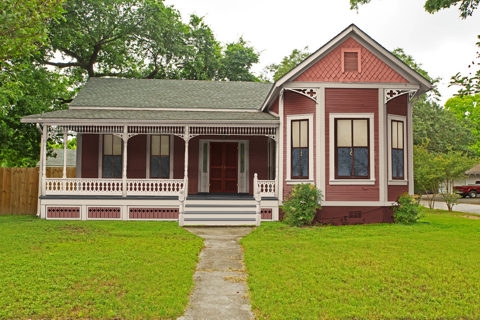 Cette photo montre une petite façade de maison rouge victorienne en bois de plain-pied.