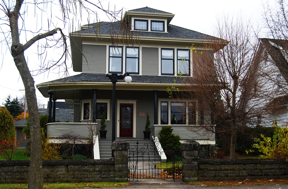 Immagine della facciata di una casa verde vittoriana a due piani con rivestimento in legno