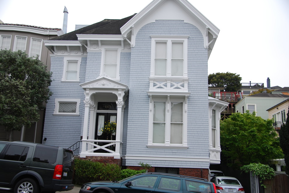 На фото: двухэтажный, синий дом в викторианском стиле с