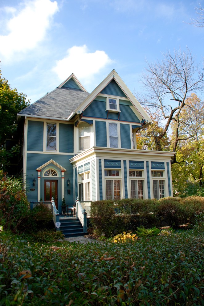Свежая идея для дизайна: большой, трехэтажный, деревянный, синий частный загородный дом в викторианском стиле с двускатной крышей и крышей из гибкой черепицы - отличное фото интерьера