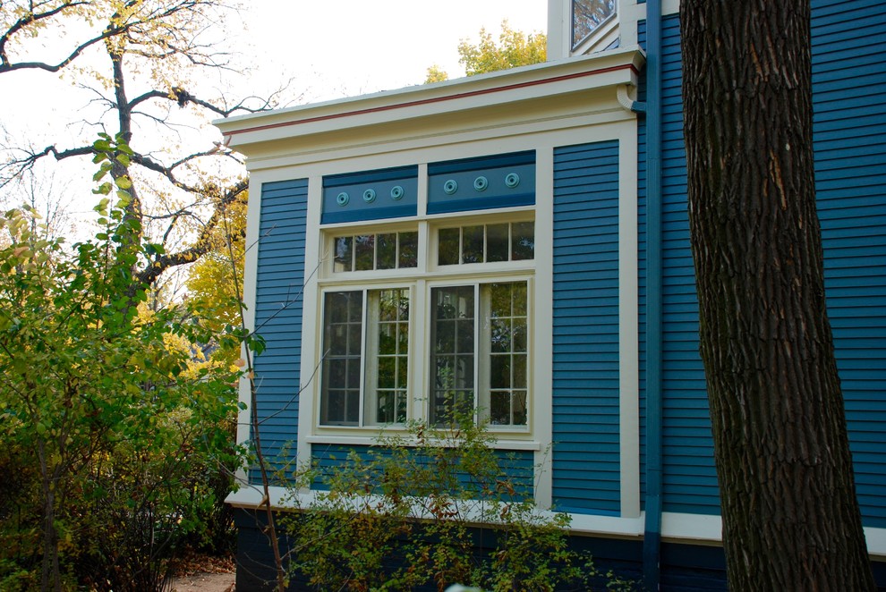 Идея дизайна: большой, трехэтажный, деревянный, синий частный загородный дом в викторианском стиле с двускатной крышей и крышей из гибкой черепицы
