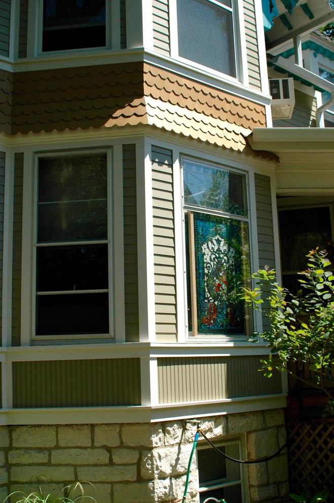 Immagine della facciata di una casa grande beige vittoriana a tre piani con rivestimenti misti