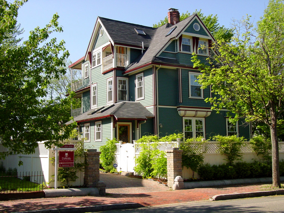 На фото: большой, трехэтажный, деревянный, синий дом в викторианском стиле с вальмовой крышей с
