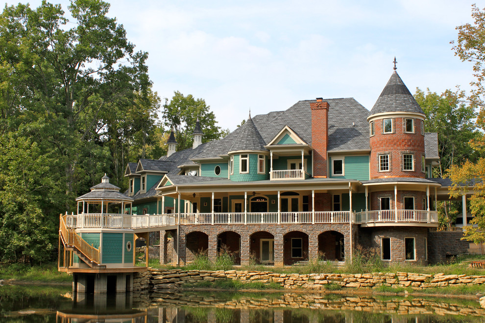 Cette image montre une très grande façade de maison multicolore victorienne à deux étages et plus avec un revêtement mixte, un toit à quatre pans et un toit en shingle.