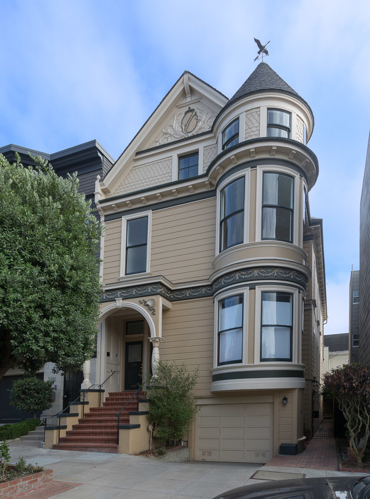 サンフランシスコにある高級な中くらいなヴィクトリアン調のおしゃれな三階建ての家の写真