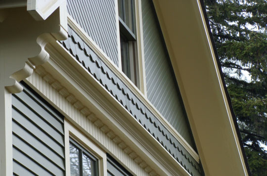 Exemple d'une grande façade de maison verte victorienne en bois à deux étages et plus.