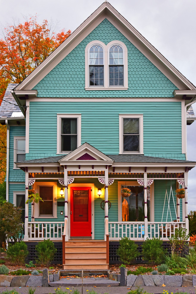 Dreistöckiges Klassisches Haus mit blauer Fassadenfarbe, Satteldach und Schindeldach in Boston