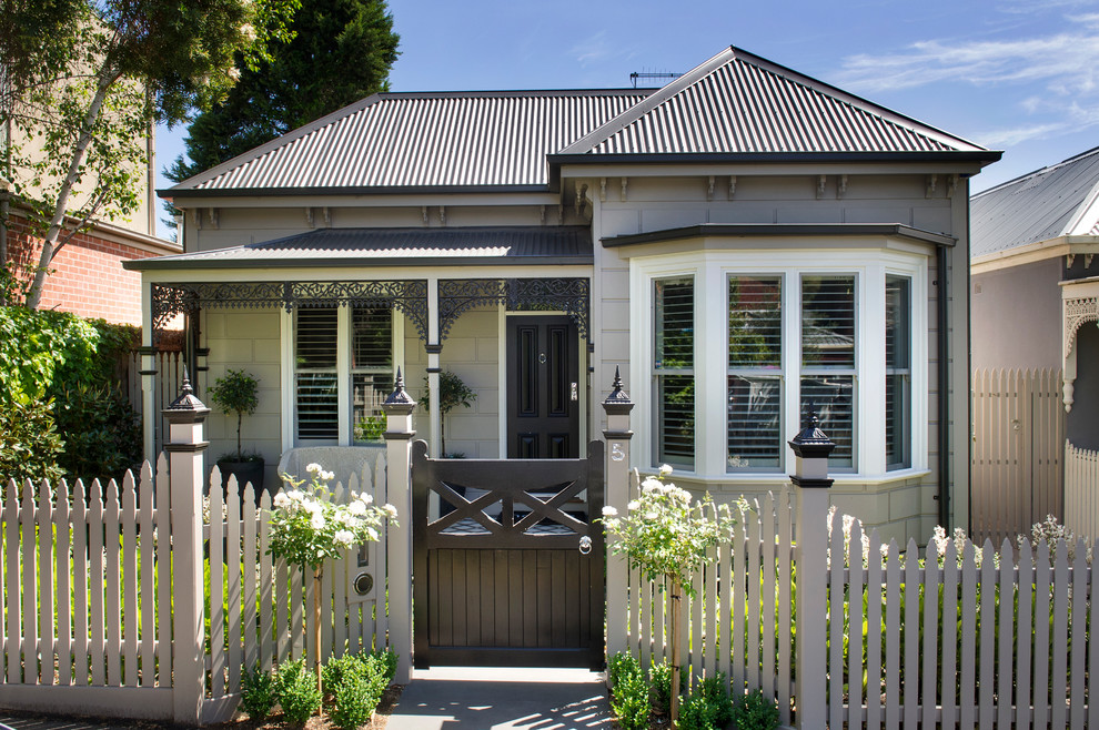 Источник вдохновения для домашнего уюта: маленький дом в викторианском стиле для на участке и в саду