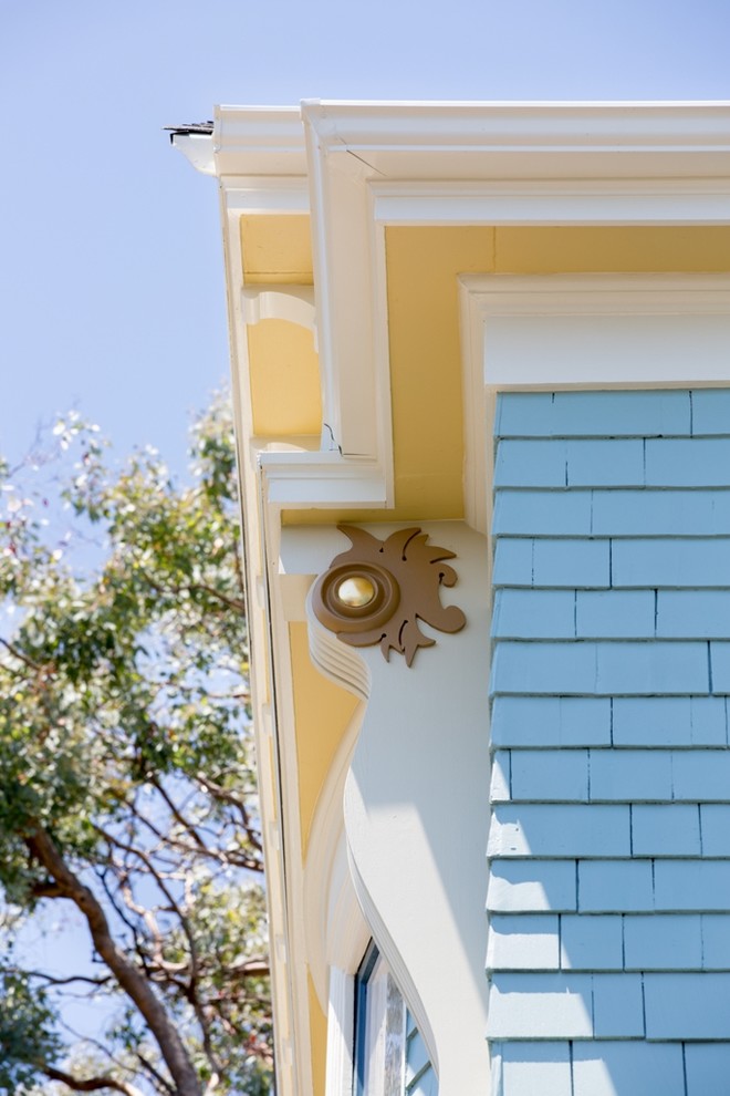 Zweistöckiges Klassisches Haus mit blauer Fassadenfarbe, Satteldach und Schindeldach in San Francisco