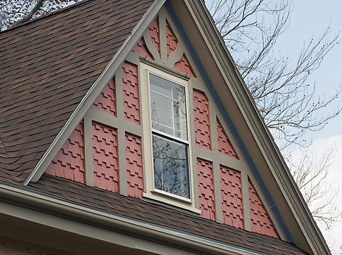 ボストンにあるヴィクトリアン調のおしゃれな赤い外壁の家の写真