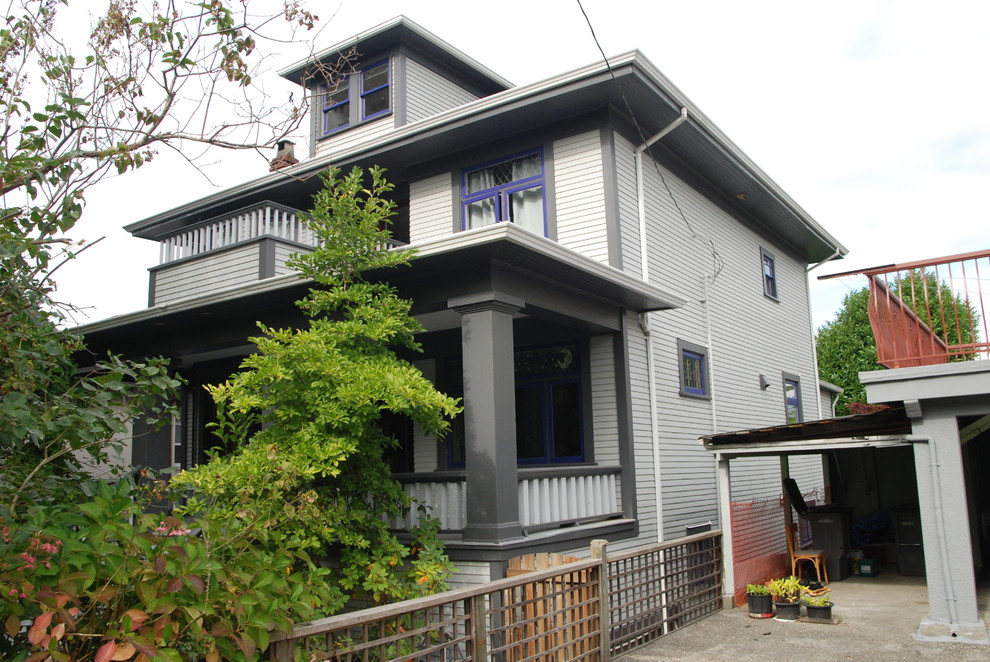 Стильный дизайн: двухэтажный, деревянный, серый дом среднего размера в стиле ретро с двускатной крышей - последний тренд