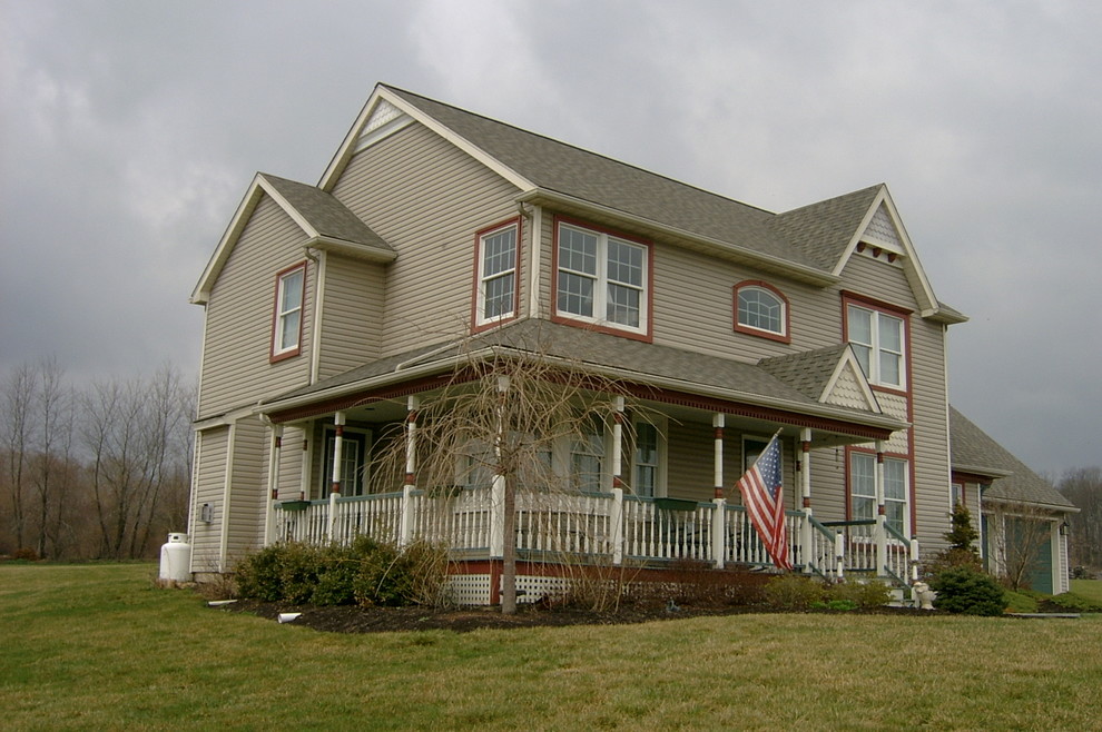 На фото: большой, двухэтажный, коричневый дом в стиле ретро с облицовкой из винила и двускатной крышей