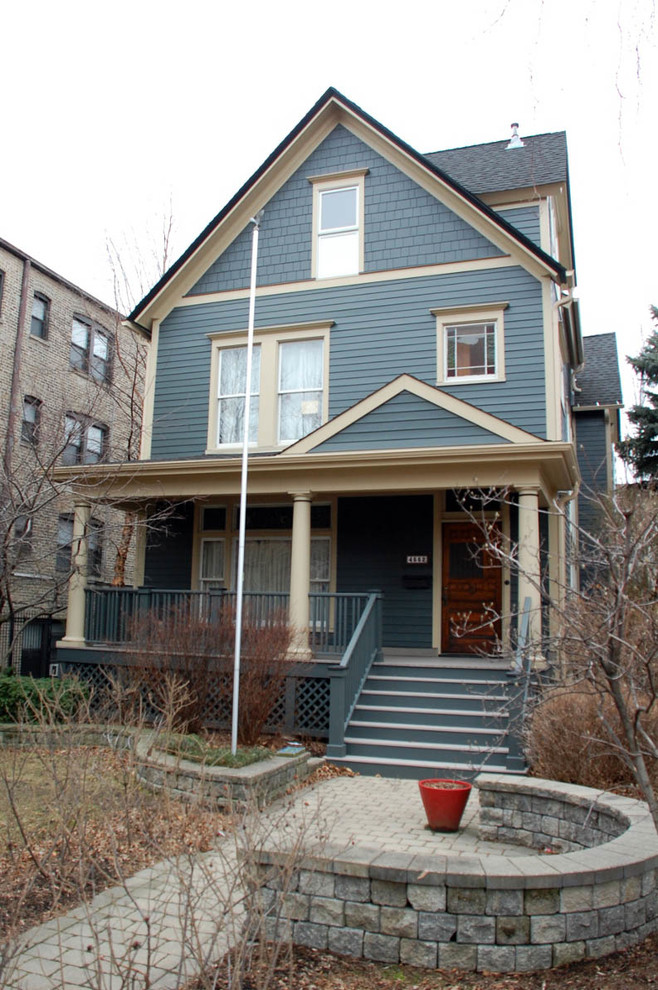 Mittelgroßes, Zweistöckiges Klassisches Einfamilienhaus mit Faserzement-Fassade, blauer Fassadenfarbe, Satteldach und Schindeldach in Chicago