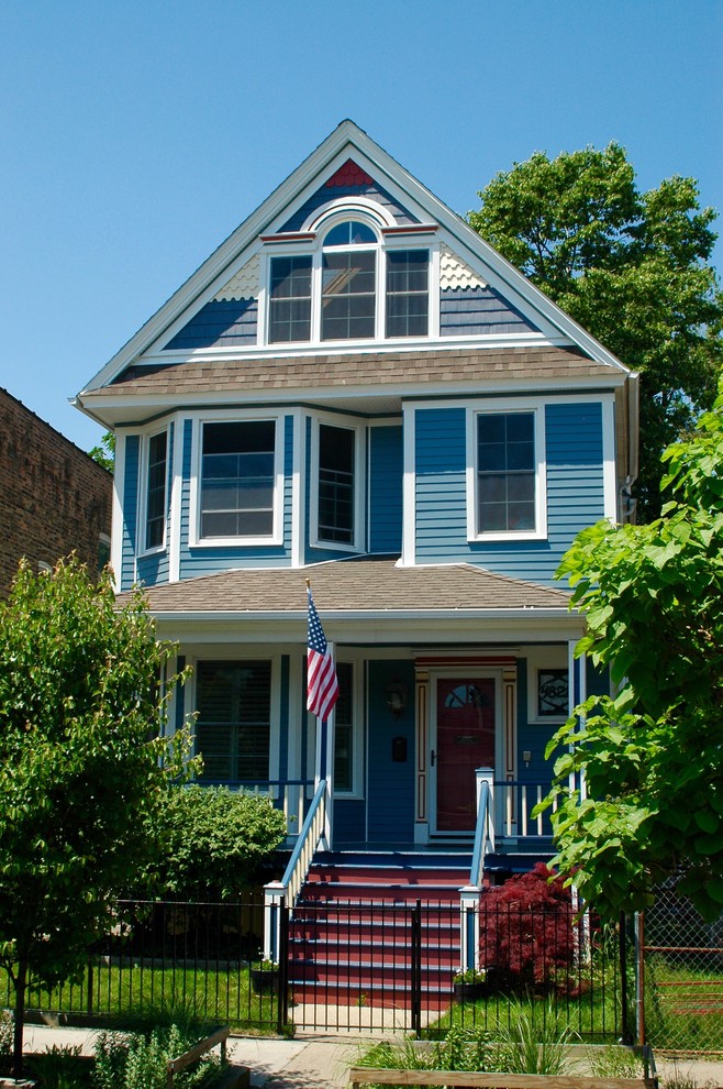 На фото: трехэтажный, синий частный загородный дом среднего размера в викторианском стиле с облицовкой из ЦСП, двускатной крышей и крышей из гибкой черепицы с