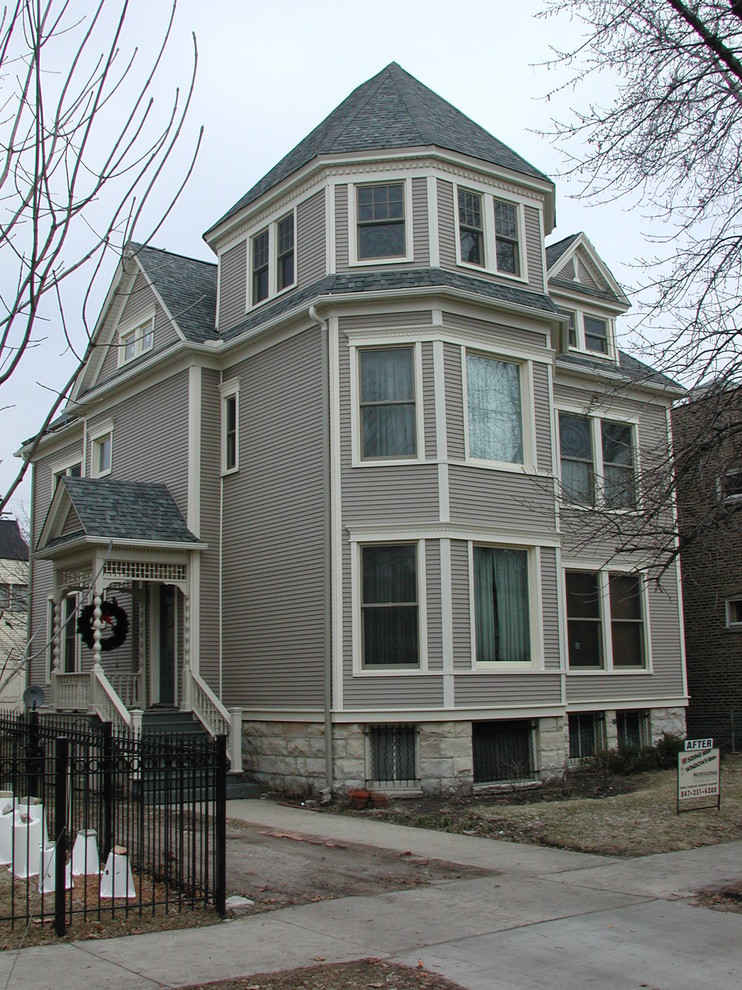 Immagine della facciata di una casa grande marrone vittoriana a tre piani con rivestimento in vinile