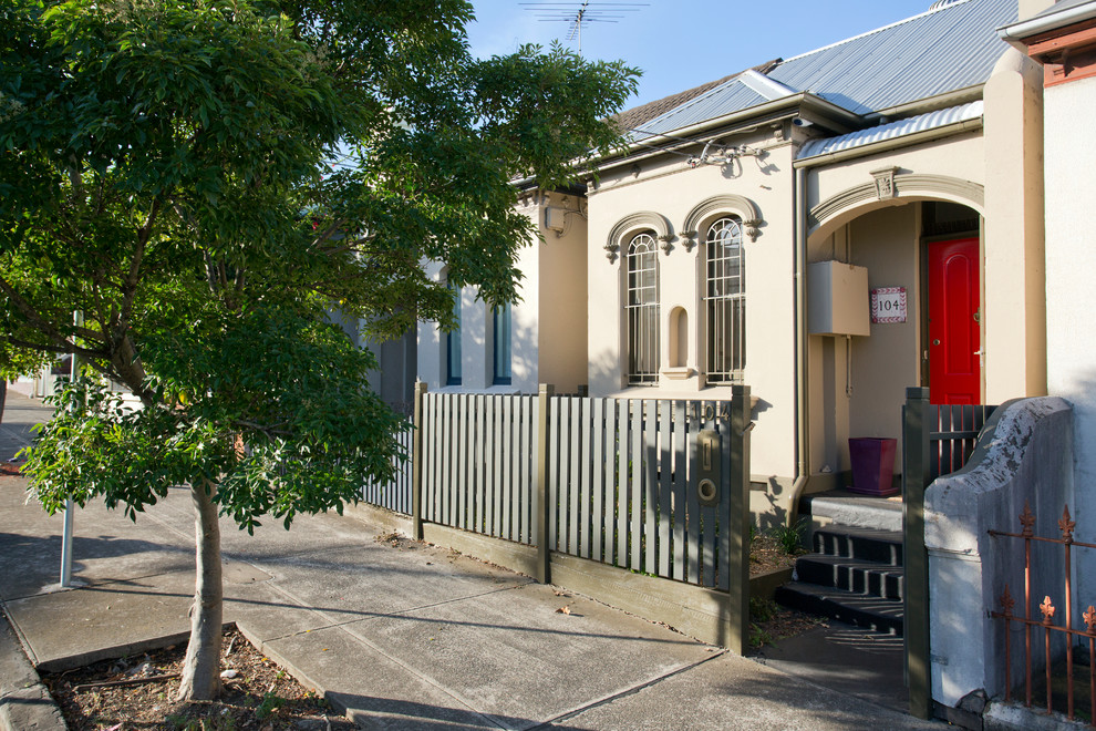 Kleines, Einstöckiges Modernes Einfamilienhaus mit beiger Fassadenfarbe, Walmdach und Blechdach in Sydney