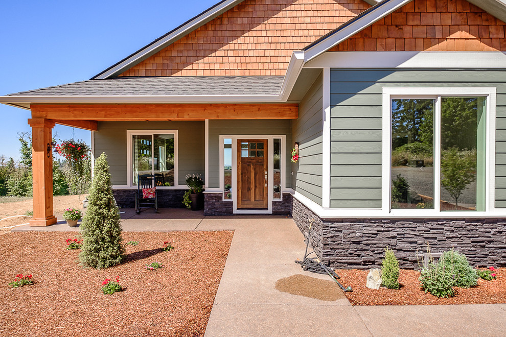 Einstöckiges Uriges Einfamilienhaus mit Vinylfassade, grüner Fassadenfarbe und Schindeldach in Portland